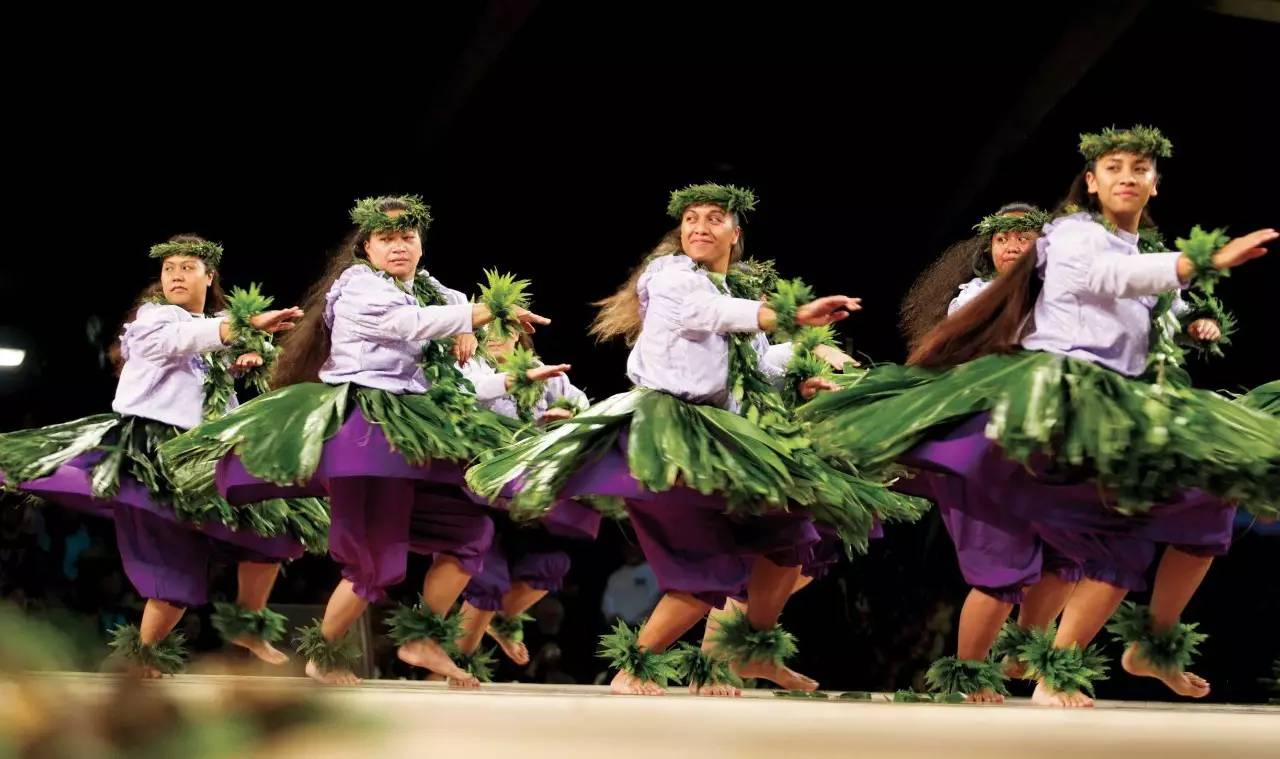在一年一度的欢乐君王节上,一支舞蹈团队正在参加夏威夷草裙舞竞赛.