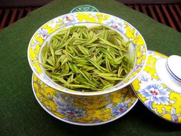 绿茶婺源茗眉茶条索紧结圆直,苗挺细秀汤黄绿鲜亮