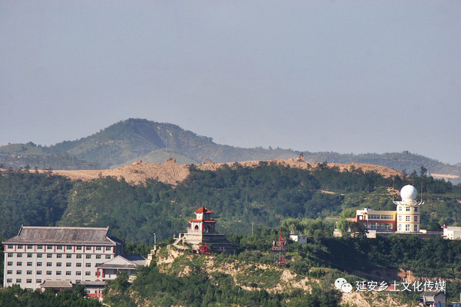 延安宝塔山凤凰山城楼上看延安北区凤凰山城楼上看延安蓝家坪凤凰山城