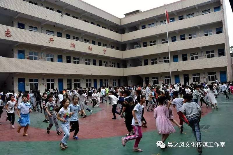 淮阳县外国语实验小学(城内)举行"英语之星"演讲大赛