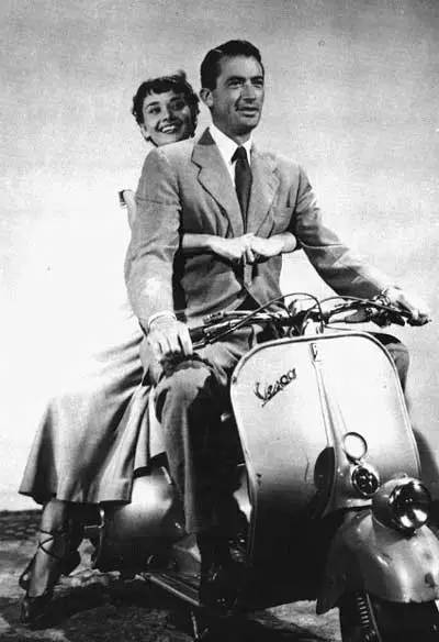 汽车 正文  1953年,经典电影《罗马假日》中格雷高利派克骑着vespa125