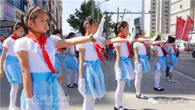 今天大街上这么多穿漂亮衣服的小学生,当街跳舞?