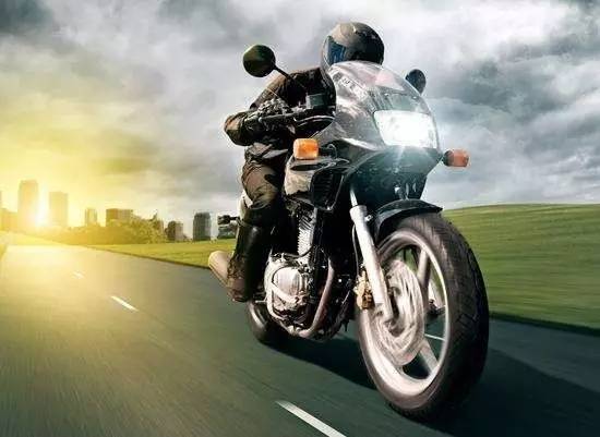 最帅的摩托车_帅气摩托车广告psd分层素材