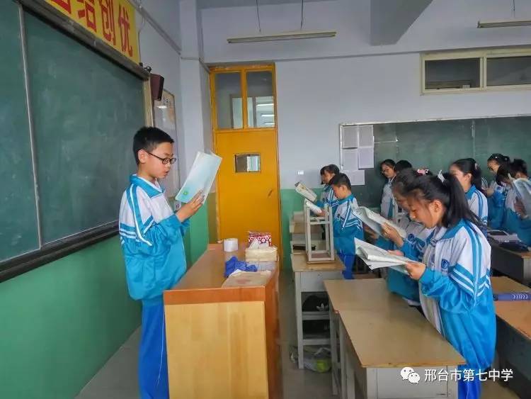 沈嘉琦在午读领读数学刘世成在领读生物同学们在认真午读数学同学们在