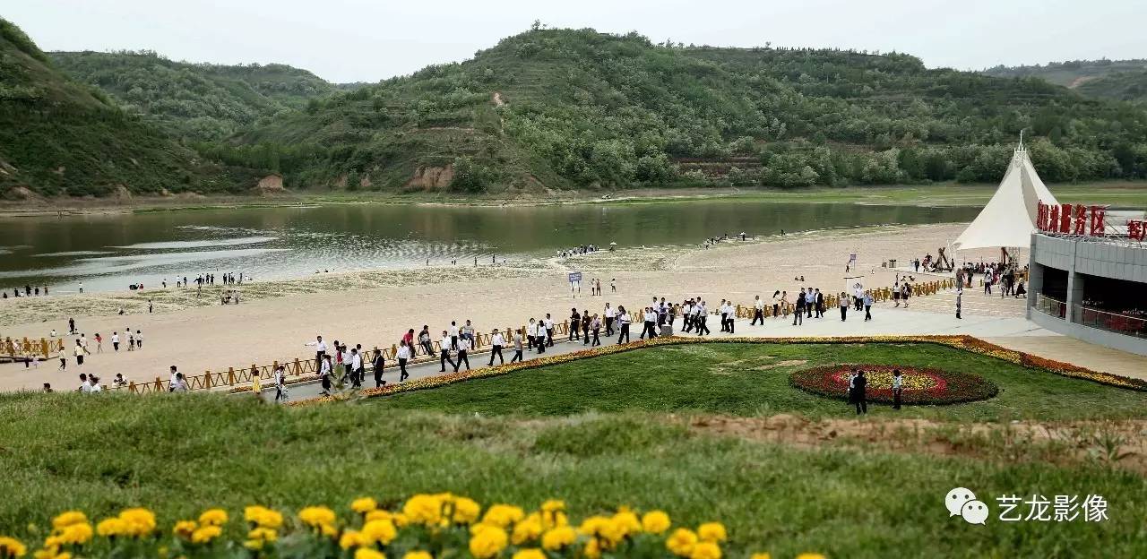 空中俯瞰林皋湖,犹如一颗碧绿宝石镶嵌在我国西北黄土台塬.