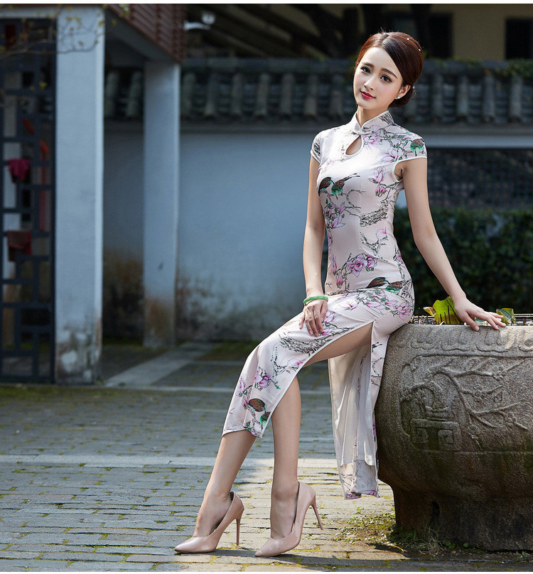 有着很美的江南民族特色的旗袍美女!