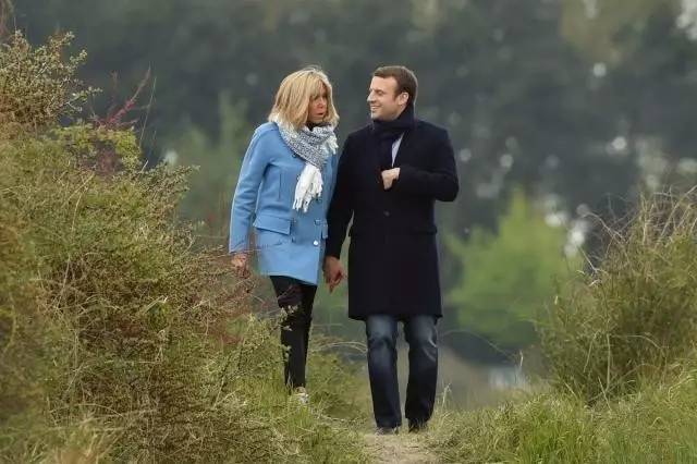 39岁的法国总统和他63岁的妻子,缘何能恩爱二