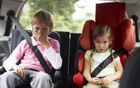 坐在汽车后排为什么更容易晕车?