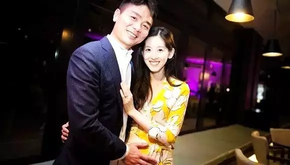 刘强东老婆真实身份惊人,难怪比尔盖茨都竖大拇指