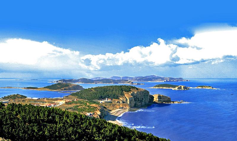 长岛:位于辽东半岛与山东半岛之间,被誉为"海上仙山",由32个岛屿组成