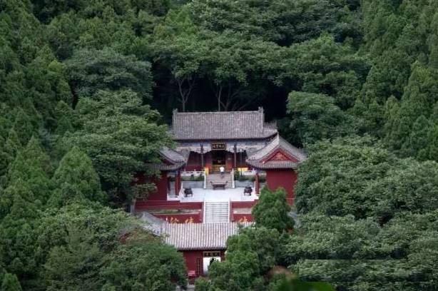 旅游 正文 九龙寺位于迁安市塔寺峪景区最深处山坳间.