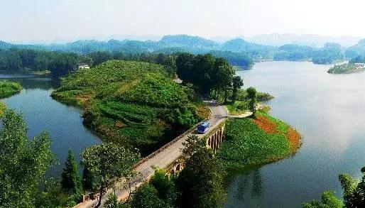 黎香湖 黎香湖又名土溪水库,水库海拔高度800m,港湾众多,驳岸线曲折