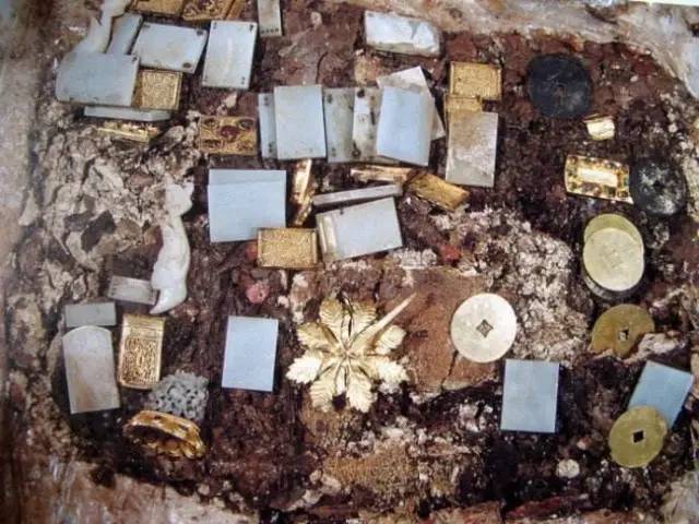 在这座不起眼的王墓中出土了各种材质的文物共计5300余件,其中仅金,银