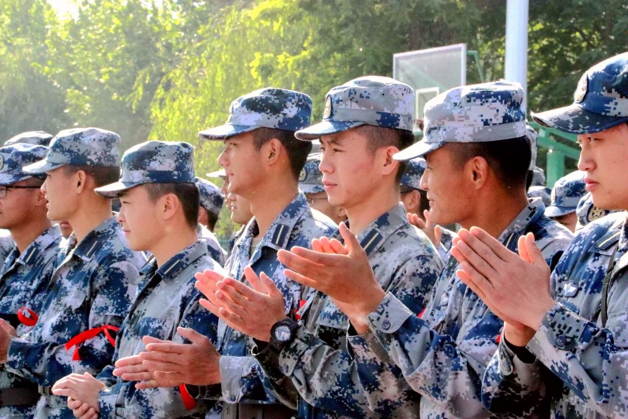 空军勤务学院毕业联考场面火爆,帅哥美女汗流满面