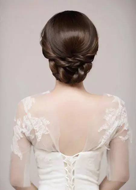 而是有着层次的走向和变化,新娘卷发低盘发发型,蕴含着古典优雅对称