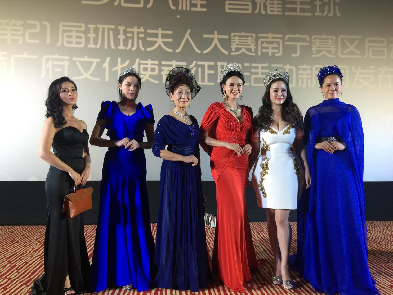 左起:第19届环球夫人大赛佛山赛区优秀夫人李佳薰,第19届环球夫人全国