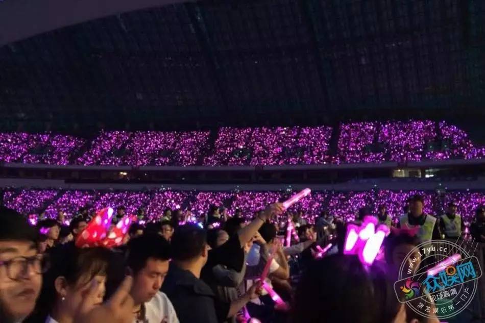 周杰伦"地表最强"重庆演唱会全场合唱《听妈妈的话》粉紫色星海温馨