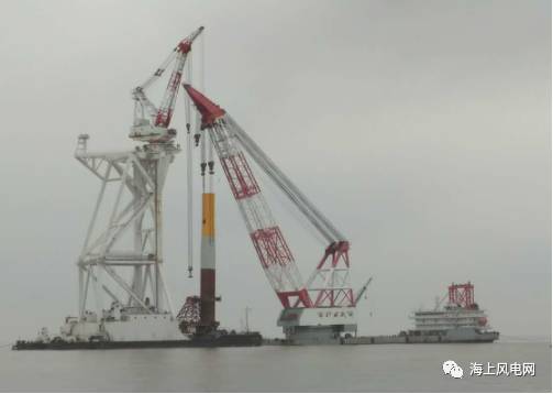 滨海北H2海上风电项目首根单桩基础沉桩顺利