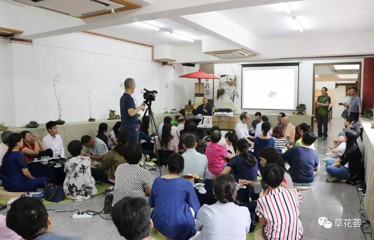 盆景大师韩学年老师为大家讲解素仁格盆景以及自己多年的研究心得.