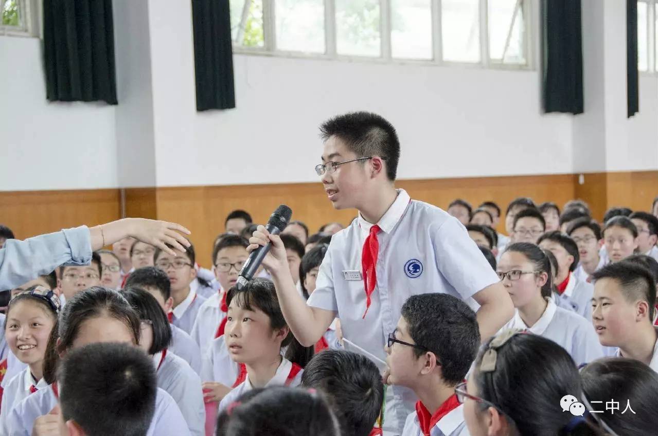 定海二中北校区学生国防知识竞赛展风采