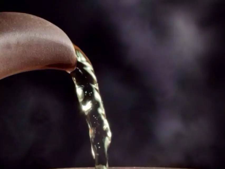 品茶闻香 | 上善若水,静心品茗:茶性如水的诠释