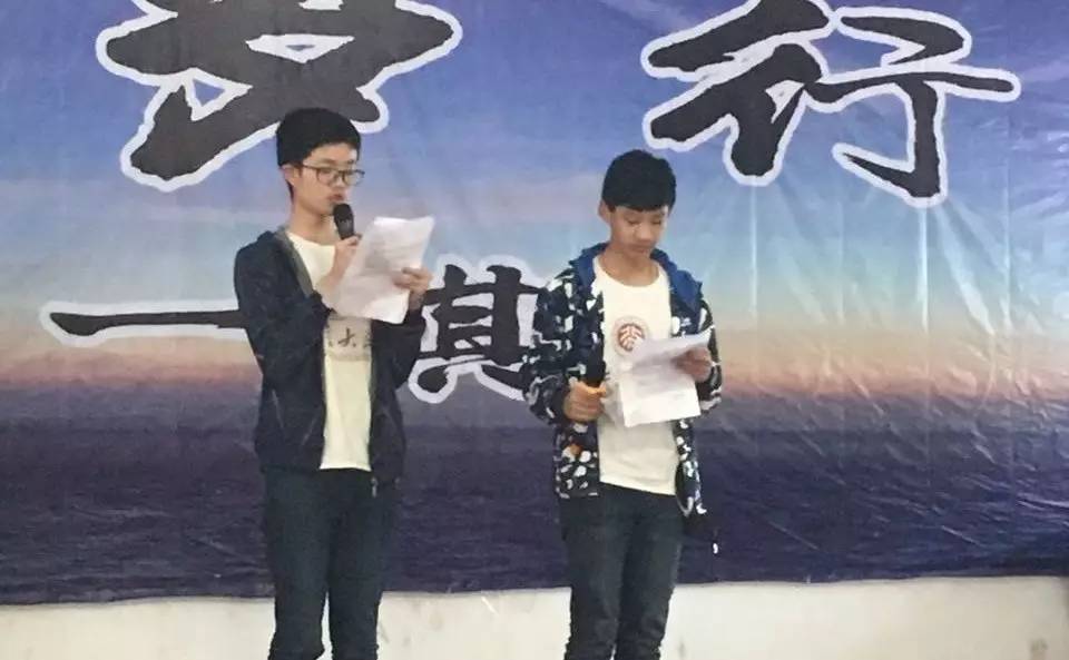 蔡文昊,程霖琪演唱了时下流行曲《凉凉;汪舞燕,曹易婷深情朗诵了