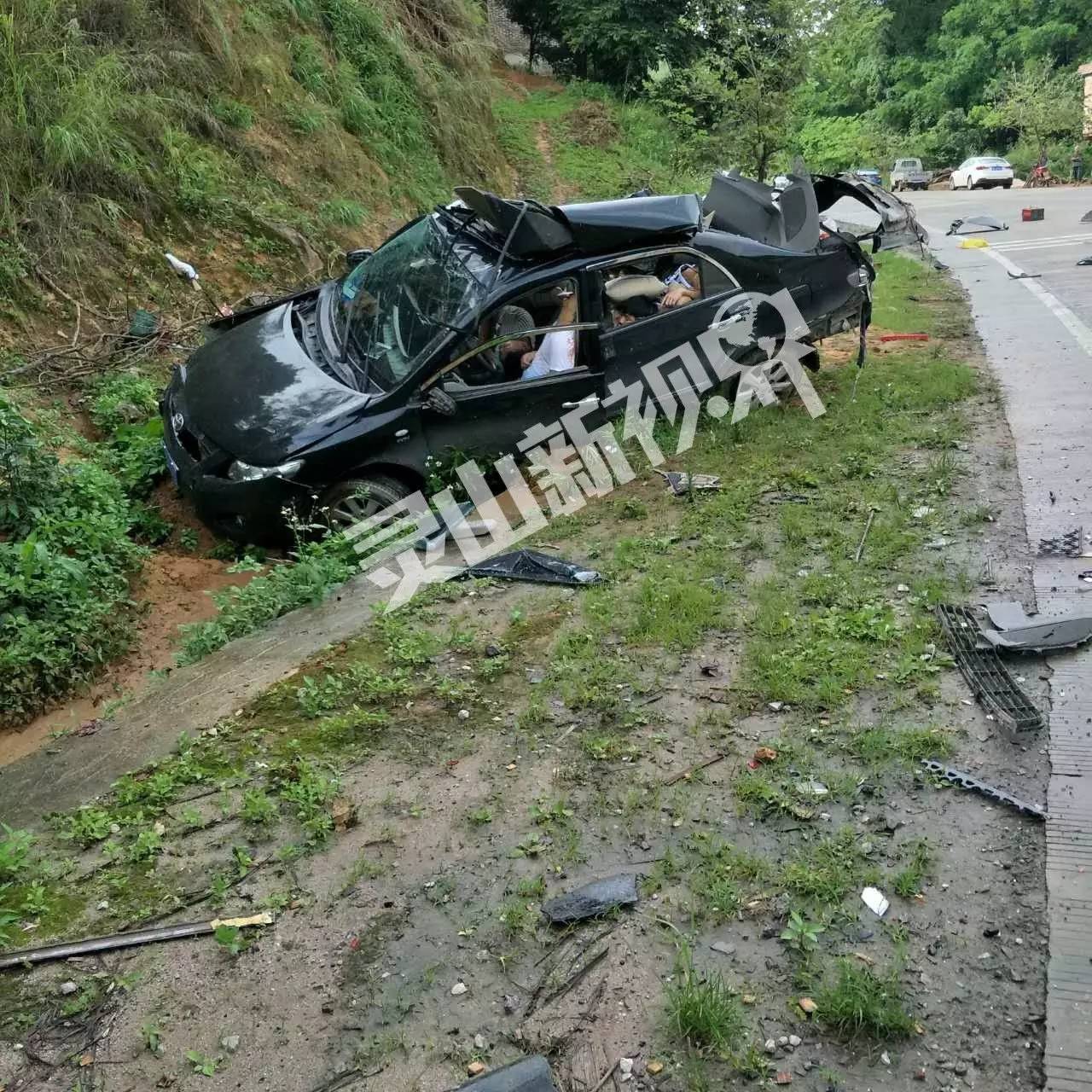 灵山往横县方向二级公路发生惨烈交通事故疑似三人当场死亡