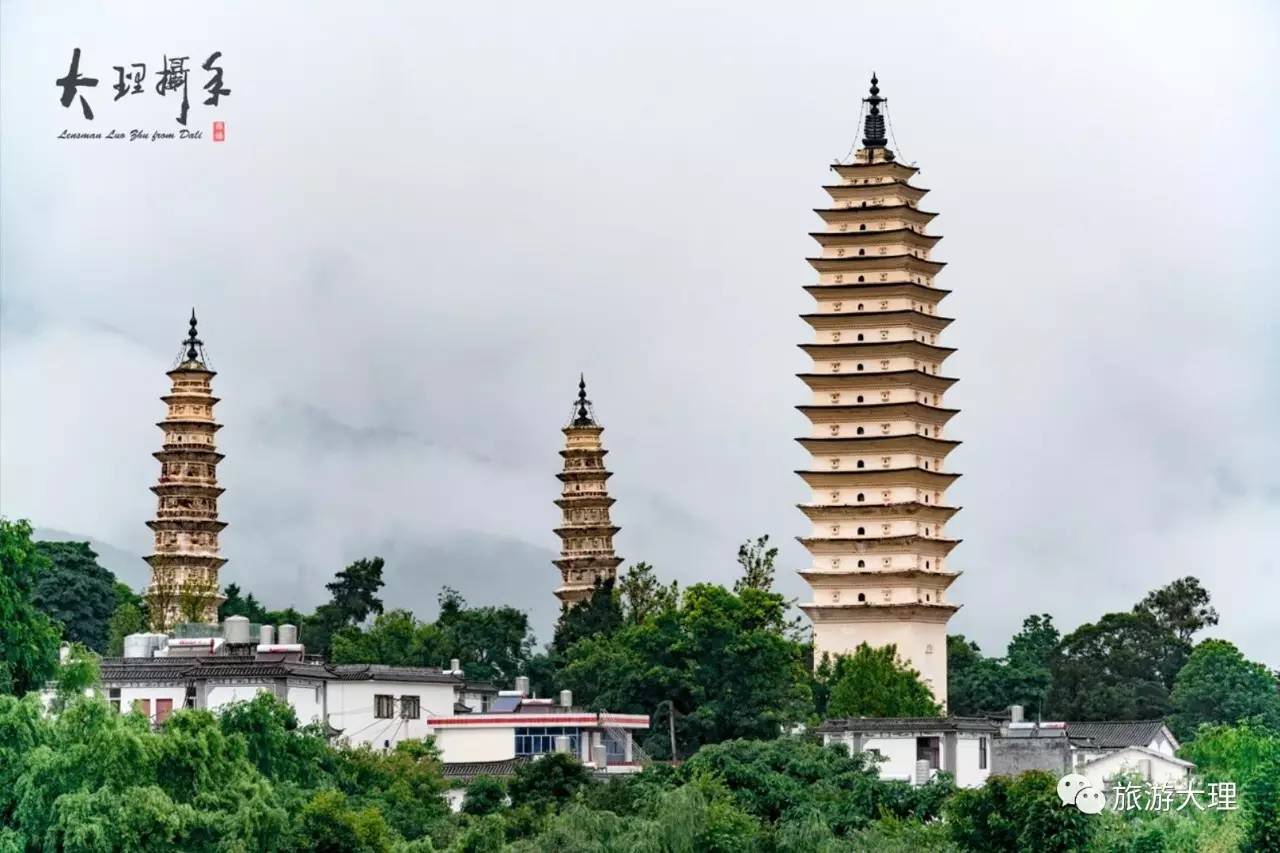 雨天大理三塔是一幅唯美禅意的水墨画卷