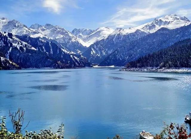 1,天山天池 享有"天山明珠"盛誉的天山天池,是一个天然的高山湖泊.