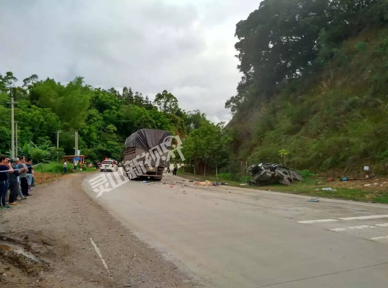 灵山往横县方向二级公路发生惨烈交通事故疑似三人当场死亡