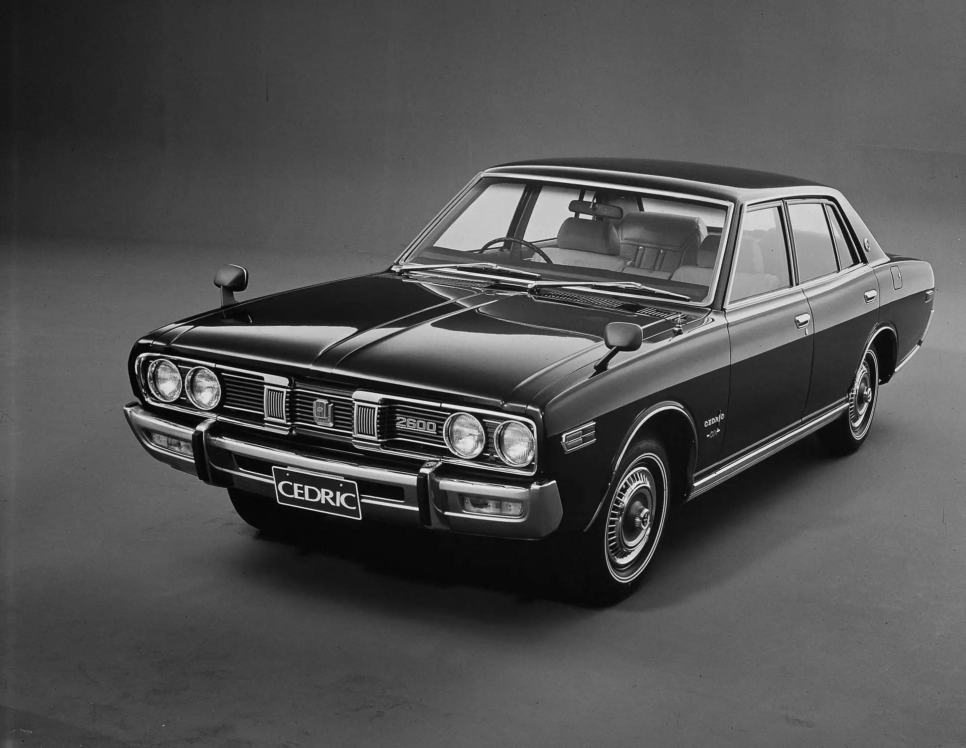 丰田皇冠和日产公爵成了行政用车因为70年代中国开始引进的是日系车