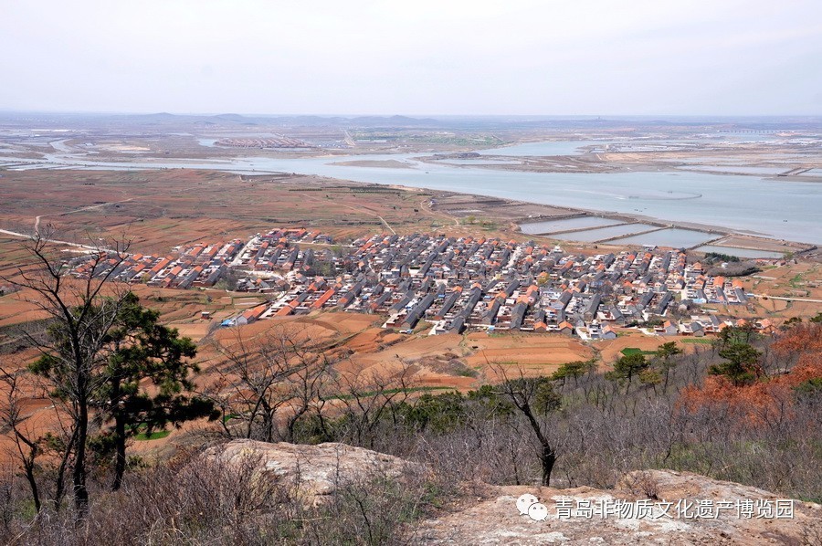 小编爬到了村旁小山上日前,来到了海边小村,田横(丰城)七口村