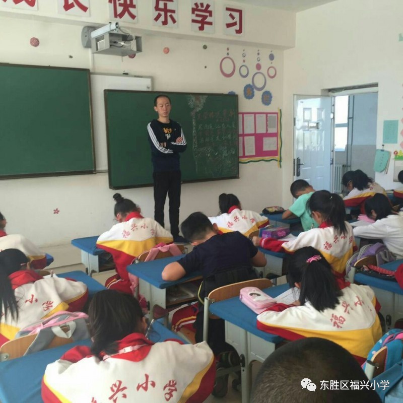 福兴小学校园文化艺术节中,数学组的老师们在干什么?