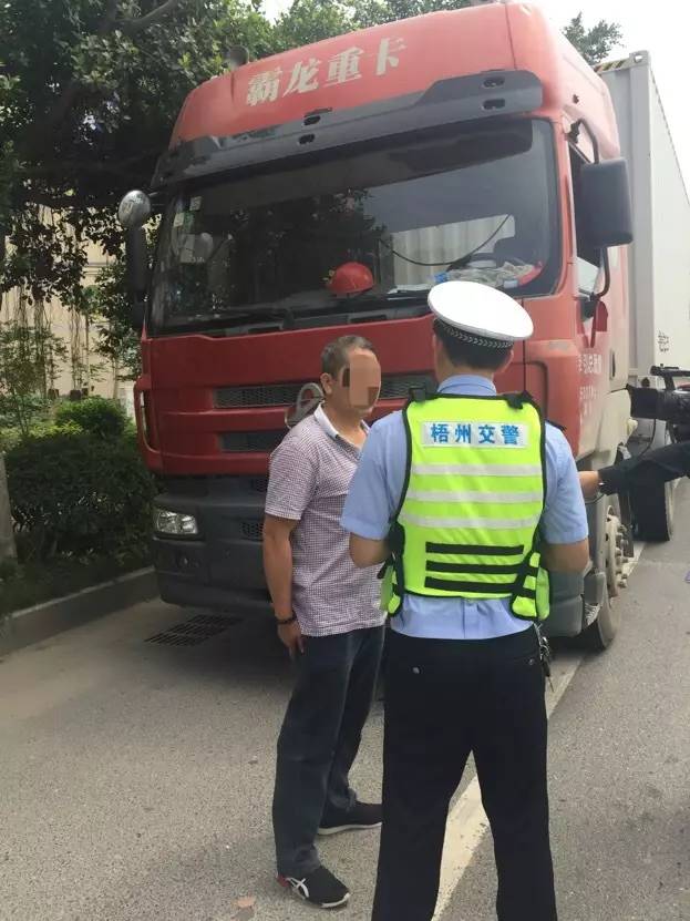 (交警正在向一位货车司机讲解关于通行证事宜)