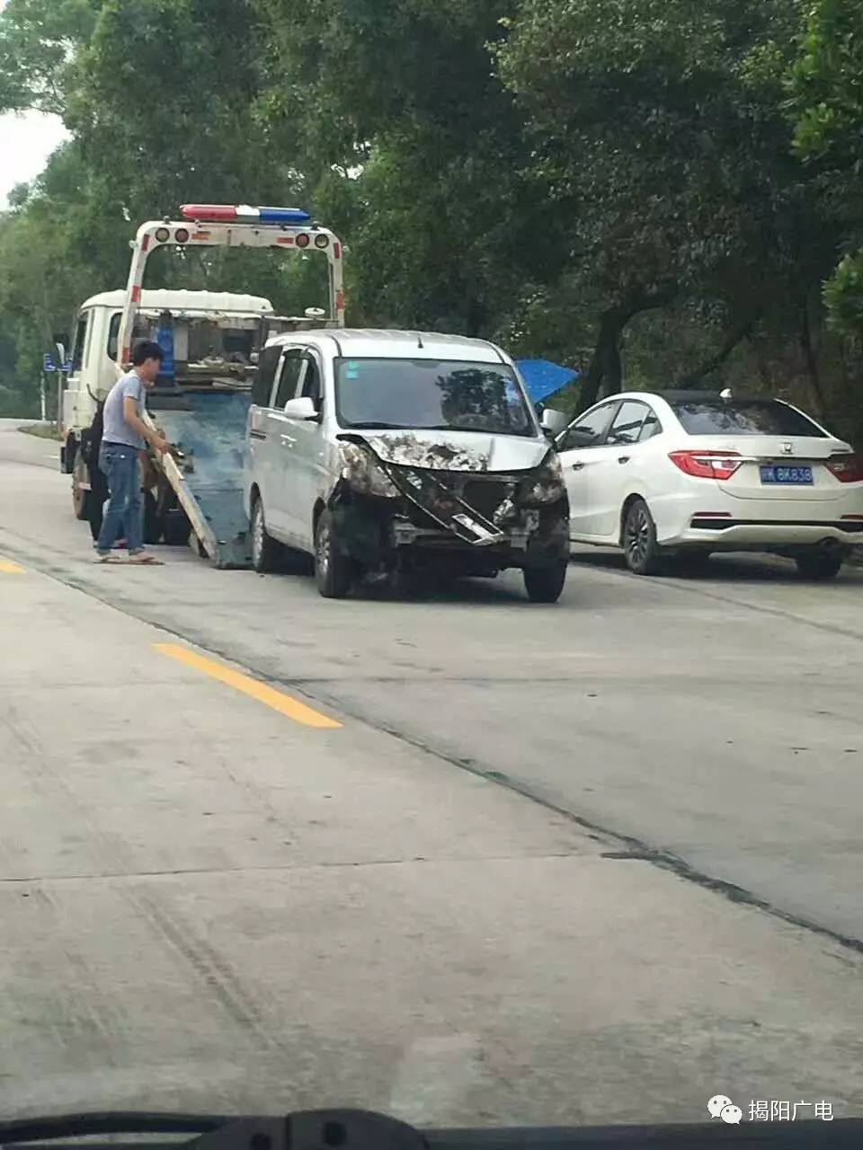 突发汕湛高速揭西大成岭路段三车相撞