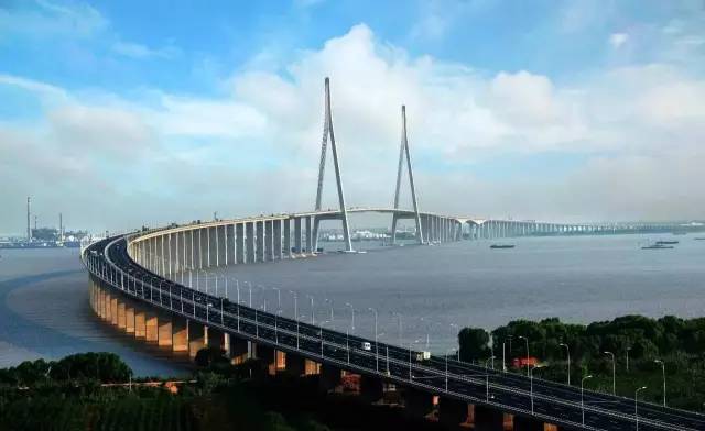 新增道路243公里,公交线路12条,3条高架环绕全区,8座大桥横跨通吕运河