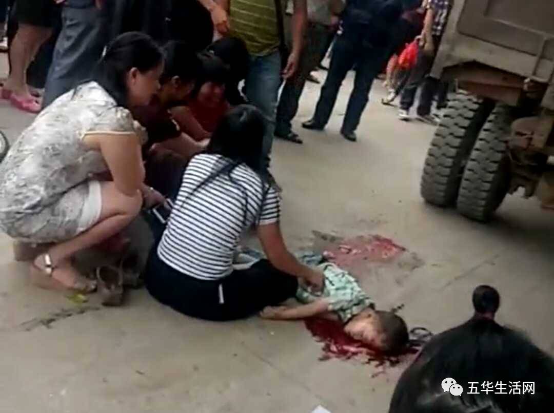 突发 五华华阳一小孩被农用车辗轧,当场死亡.