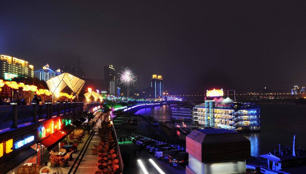 而且大剧院的灯光一打 除了前面提到的高处赏全景 南滨路上的夜景