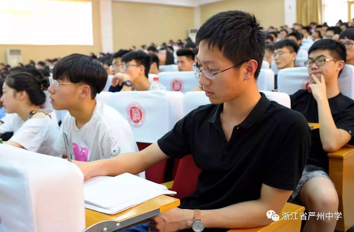 学军中学副校长冯定应来严州中学新安江校区给高三学子做数学复习专题