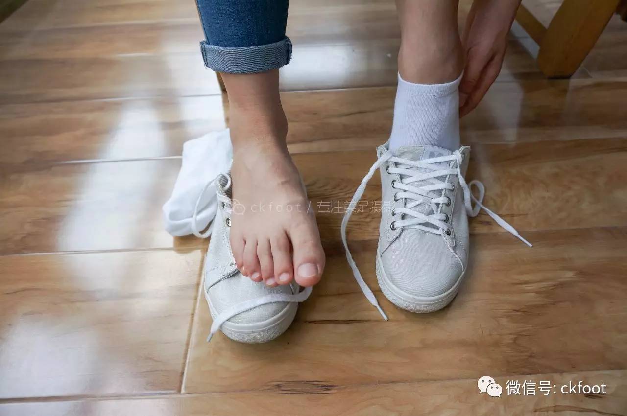 庆“五一”托班年级穿脱鞋子比赛 - 园内新闻 - 杭州市德胜幼儿园