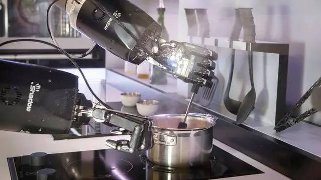 机器人大厨帮你做饭-世界上第一!