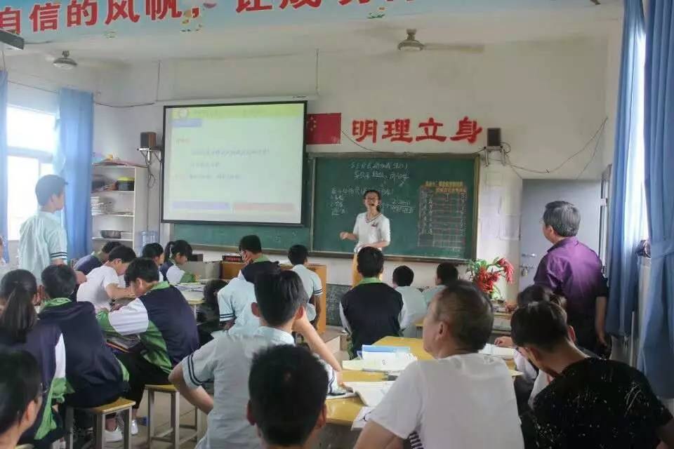 万载县五所学校教师来我校交流学习