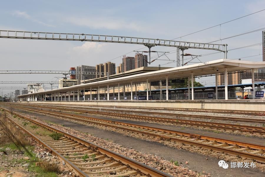 邯郸火车站新建站台启用,旅客天桥和行包地道也已完工