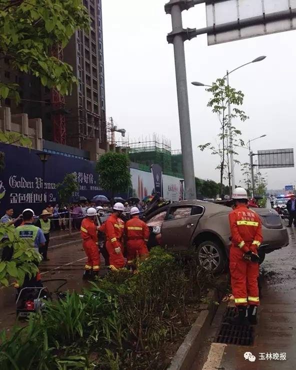 玉林金港路发生惨烈车祸,小车被劈成两半!1死1重伤!