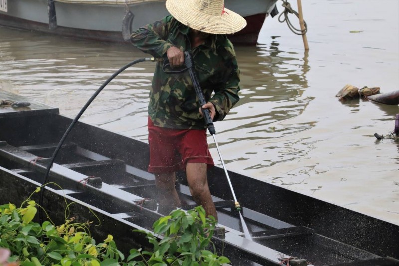 用钢丝球擦洗船身 用高压水枪冲洗船身