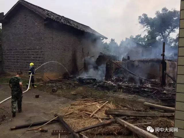 警醒!南充一农户3间老房子被烧的只剩泥巴墙