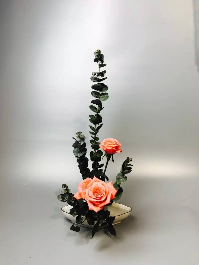 花意匠直立式基本型  花材:尤加利,玫瑰