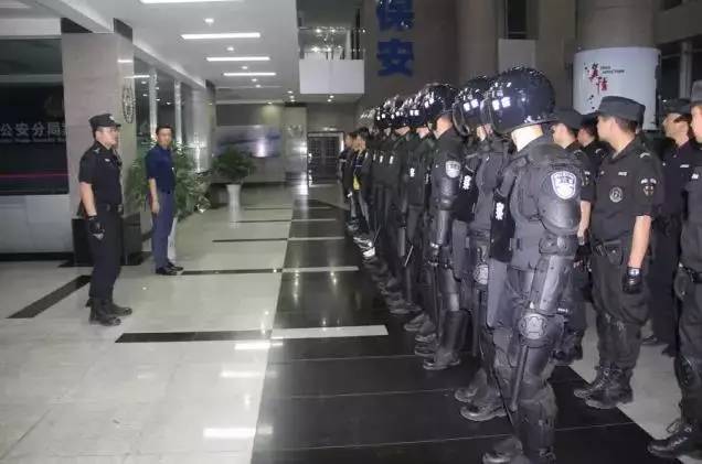 警察蜀黍扫黄"现场直播",对娱乐场所大曝光,18个人遭了