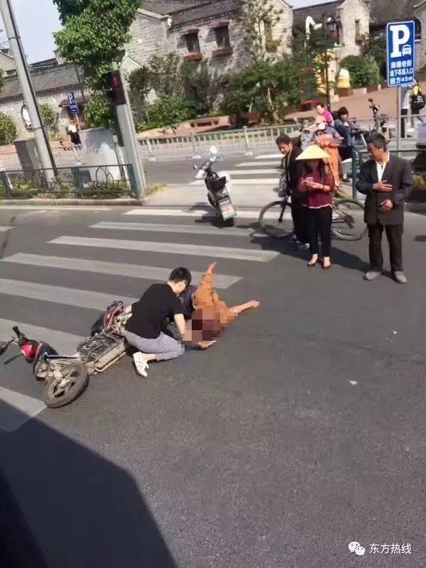 浙江街头惨烈车祸！男子骑电动车疑似闯红灯，被小车撞到人腿分离、抢救无效身亡！ 3023