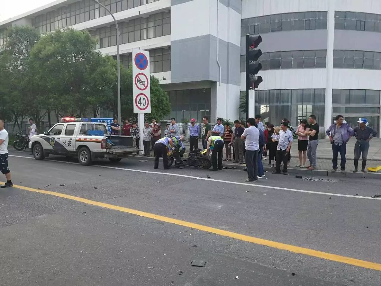 刚刚,镇江新区五峰山路与扬子江路路口发生一起车祸,现场惨烈.